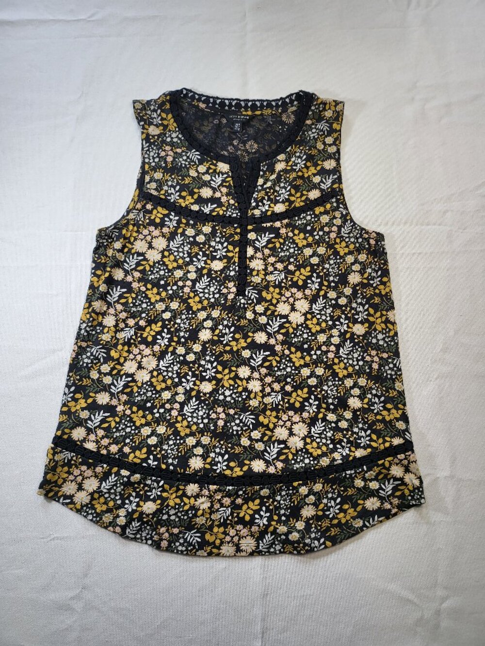 Lucky Brand Floral Split Neck Sleeveless Top with Crochet Trim Size Medium